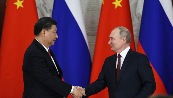 El presidente ruso, Vladimir Putin, y el presidente chino, Xi Jinping, se dan la mano después de pronunciar una declaración conjunta luego de sus conversaciones en el Kremlin en Moscú el 21 de marzo de 2023. (Foto de Mikhail Tereshchenko / AFP)