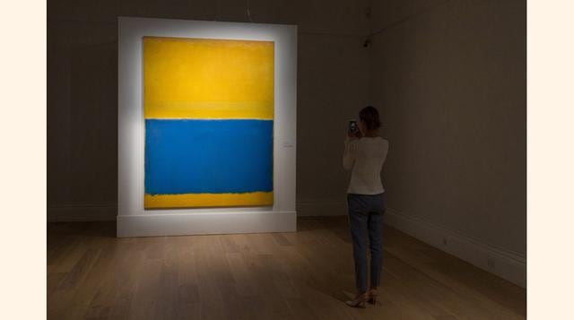 La obra de Mark Rothko llamada 'Untitled (Yellow and Blue)' (Sin título: Amarillo y Azul) forma aprate de la subasta de Londres. Es parte de la venta de Arte Contemporáneo, qeu se realizará el 12 y 13 de mayo. (AP Photo/Tim Ireland)