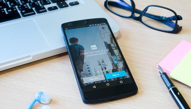 FOTO 2 | LinkedIn. Es necesario contar con una cuenta en LinkedIn; los ejecutivos que la utilizan, ganan mayores relaciones en el círculo de su interés. Si deseas contactar a un profesional de tu rubro ¡No lo hagas a través de Facebook o Instagram! Pues son redes más privadas, en vez de ello, utiliza LinkedIn. Para generar una gran imagen profesional, actualiza el crecimiento laboral obtenido en una misma empresa a través de los años, es mejor que publicar varios trabajos en varias empresas distintas. LinkedIn es una red social para compartir las últimas noticias de tu empresa o su rubro, recibirás las reacciones de tus jefes y compañeros. (Foto: Freepik)