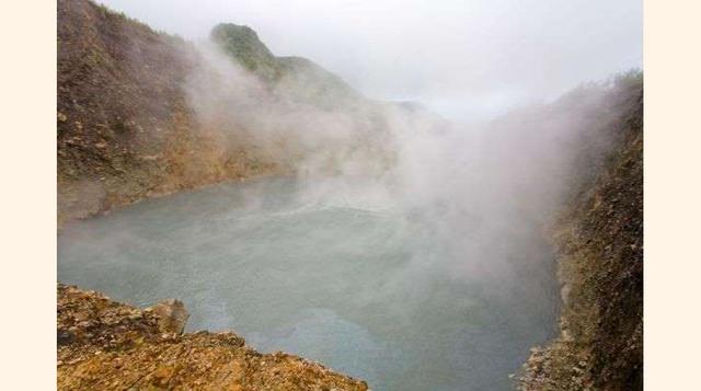 Lago Boiling, Dominica. El lago hirviente de Dominica es el lugar más asombroso del territorio y está ubicado en el parque natural de Morne Trois Pitons, Patrimonio de la Humanidad. Este lago en ebullición, de origen volcánico ofrece un paisaje espectacul