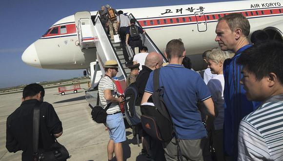 Pasajeros suben a un avión de Air Koryo en el aeropuerto internacional de Pyongyang, en Corea del Norte. Foto: AP