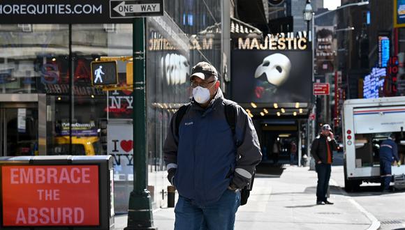 Un hombre con una máscara protectora cruza la 8va Avenida de Nueva York mientras el coronavirus continúa propagándose en Estados Unidos. (Dia Dipasupil / Getty Images / AFP).