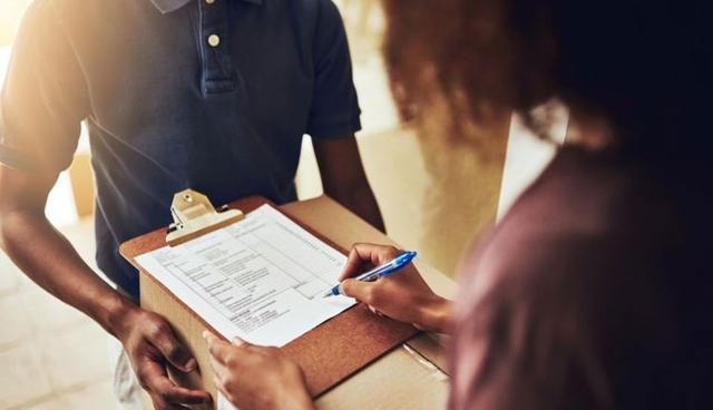 FOTO 17 | 17. Repartidor. Todas las ciudades necesitan repartidores. Puedes trabajar para la industria restaurantera entregando comida a domicilio con apps como Postmates o UberEats, o puedes unirte a un restaurante local y enviar pedidos por Sin Delantal. En Estados Unidos, el repartidor promedio gana $13.40 dólares la hora más propinas. (Foto: Getty)