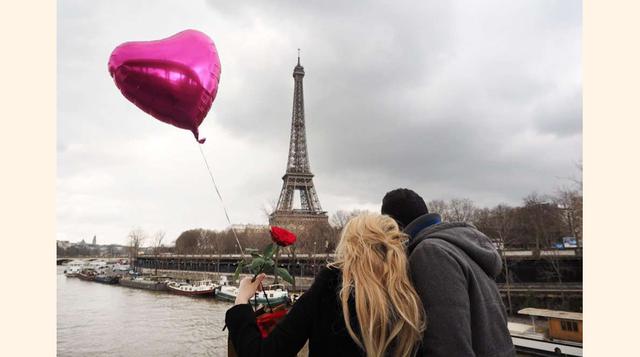 París (Francia). Una pareja celebra el día de San Valentín en frente de la Torre Eiffel. (Foto: msn)