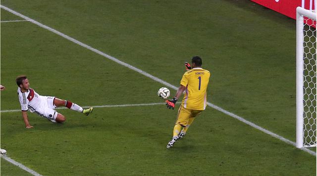 Alemán Mario Goetze, cuando convierte el gol en el arco Argentino Sergio Romero. (Foto: Reuters)