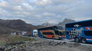 Protestantes vuelven a bloquear carretera Central y cientos de vehículos permanecen varados