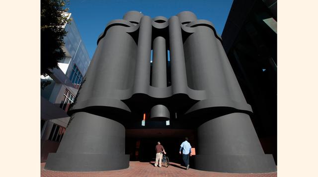 Incluso la entrada en Venice Beach es única: los empleados entran al edificio a través de un binocular gigante. (Foto: Reuters)
