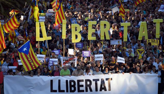 Nueva manifestación independentista en Barcelona tras fuertes disturbios. (Foto: AFP)