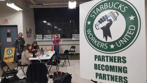 Miembros del comité organizador para la constitución del primer sindicato de Starbucks fueron registrados este jueves, durante la jornada de votación, en Bufalo (NY, EE.UU.). (Foto: EFE/Jorge Fuentelsaz)