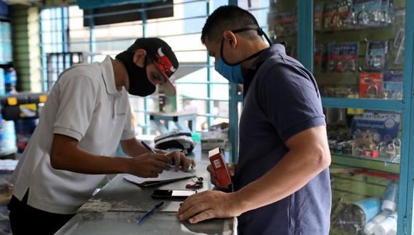 FOTO DE ARCHIVO. El profesor de educación física de la escuela estatal Víctor Carrillo compra útiles en una tienda en Caracas, Venezuela. 19 de noviembre de 2020. REUTERS/Manaure Quintero