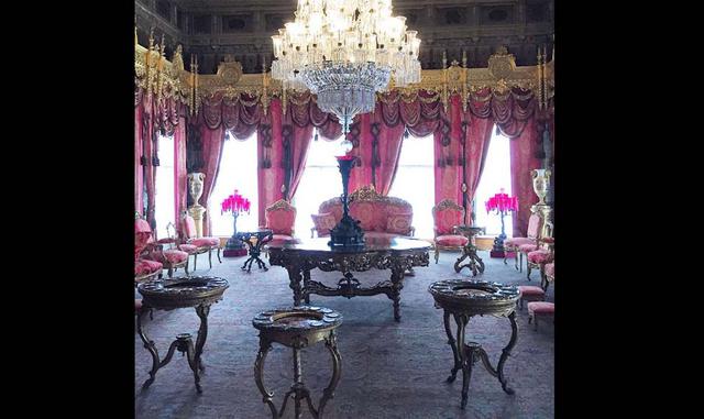 FOTO 3 | PALACIO DOLMABAHÇE – TURQUÍA. Aunque está prohibido capturar fotografías, hay visitantes que han conseguido fotografiar con la cámara oculta en las ropas o en la mochila. (Foto: msn.com)