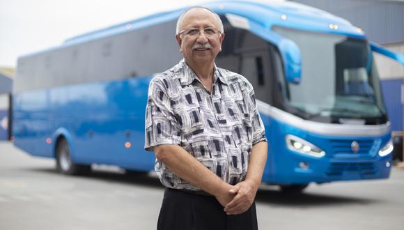 Héctor García, Director Ejecutivo y fundador de Modasa, junto a uno de los buses fabricados en la planta ubicada en Lurín. Foto: GEC.
