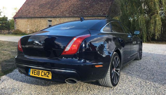 FOTO 10 | El XJ50 está disponible en una larga distancia entre ejes, con parachoques personalizados, una parrilla delantera negra y llantas de aleación de 20 pulgadas. (Foto: Bloomberg)