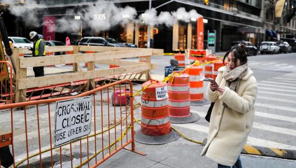 Una mujer camina por una calle en obras en Manhattan, en Nueva York. (Foto: Charly Triballeau / AFP/Archivos)
