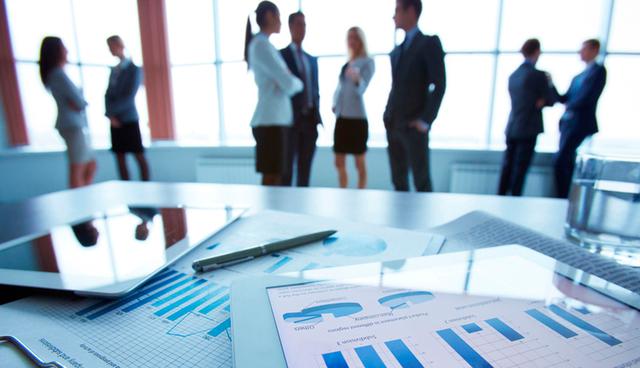 FOTO 5 | 5. Informar y comunicar
El último paso consiste en comunicar el desempeño de la compañía respecto a los ODS.
El medio más utilizado para ello es la memoria de sostenibilidad o informe de progreso, donde ha de reflejarse el compromiso general y la estrategia de la organización para contribuir al marco de Naciones Unidas.
Las empresas han de comunicar asimismo aquellos ODS alineados con la actividad principal de negocio, los compromisos públicos definidos y los indicadores establecidos para medir el progreso.
Y no se nos puede olvidar que, la contribución a los ODS por parte de las empresas puede ser además muy rentable, ya que existen potenciales oportunidades de negocio ligadas a lo que se conoce como la Agenda 2030.
El informe Better Business, Better World del WBCSD identifica hasta 60 oportunidades de negocio ligadas a los ODS en 4 sectores clave, representando el 60% de la economía mundial y, que de cristalizar finalmente, podrían proporcionar 12 billones de dólares al PIB mundial hasta el año 2030 y potencialmente el doble o el triple, además de crear 380 millones de empleos.
Por tanto, el argumento empresarial a favor de la sostenibilidad es sólido: genera nuevas oportunidades de negocio, promueve la innovación y mejora la reputación, los ODS permiten mejorar la relación de las organizaciones con sus empleados, clientes, inversores y resto de grupos de interés, aumentando la eficacia operativa, la motivación y la retención del talento.
¿Tienes alguna duda sobre lo bueno que es integrar los ODS en tu organización?