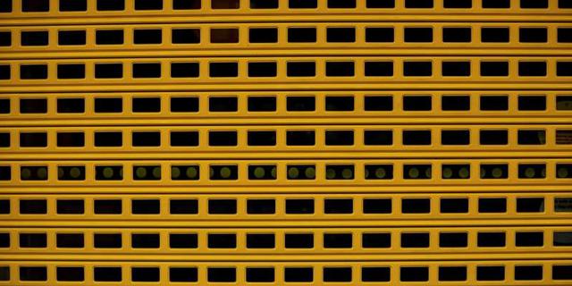 FOTO 2 | En esta imagen, tomada el 19 de abril de 2020, detalle de la persiana de una tienda cerrada durante el brote de coronavirus, en Madrid, España. La Confederación Española de Comercio, que representa a miles de pequeños negocios, dijo que hasta el 30% de sus negocios echarán el cierre definitivo a menos que reciban ayudas gubernamentales. (AP Foto/Bernat Armangue)