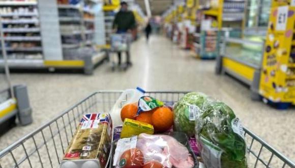 La inflación se aceleró de nuevo en marzo en el Reino Unido, hasta 7% interanual, debido principalmente a los precios de los alimentos, pero también a los de los combustibles. (Foto: AFP)