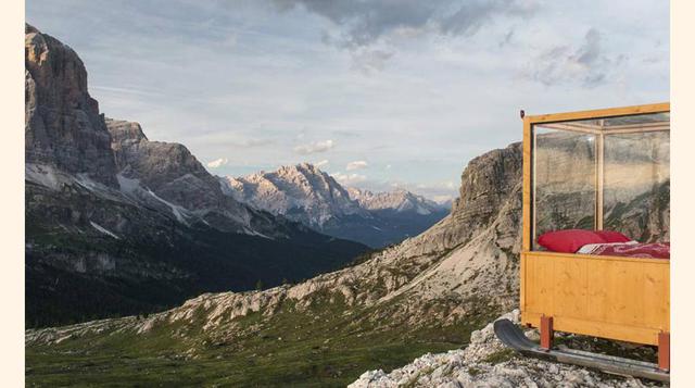 FOTO 6 | Cortina Dolomiti (Cortina d'Ampezzo, Italia), estas casitas de madera son habitaciones móviles con paredes de cristal localizadas en plena panorámica de Col Gallina, alejadas de cualquier contaminación lumínica y pensadas para tener una vist