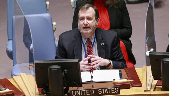 Richard M. Mills, representante adjunto de los Estados Unidos de América ante las Naciones Unidas, habla durante la reunión del Consejo de Seguridad de las Naciones Unidas en la sede de las Naciones Unidas el 28 de febrero de 2022 en la ciudad de Nueva York. (Foto de Kena Betancur / AFP)
