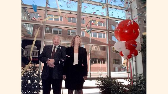 William "Bill" A. Porter. El fundador de E-Trade y presidente  obtuvo su MBA en la Sloan School of Management del MIT en 1967. En 1999 Porter, junto con su esposa, donaron $ 25 millones para construir el Joan y William A. Porter 1967 Centro para