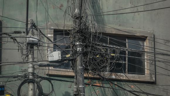 La Defensoría del Pueblo exhorta constantemente a las empresas de telecomunicaciones a retirar los cables aéreos. (Foto: GEC)