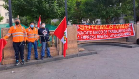 Trabajadores se han encadenado en la Plaza San Martín. (Foto: captura | Exitosa)