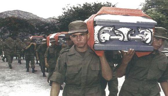 Soldados peruanos cargan los ataúdes de sus cinco compañeros muertos en el conflicto fronterizo con Ecuador, los cuales fueron llevados a la base militar Ciro Alegría.