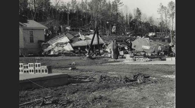 5.  Foto de Outdorrlife.com – Tormenta de 1975    Llamada la "Super Bowl" de las tormentas de nieve, fue tan devastadora que su recuerdo aun perdura alli donde arrasó. Esta tormenta no solo provocó grandes acumulaciones de nieve, sino que se dic