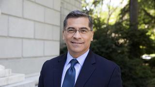 Biden elige al latino Xavier Becerra para dirigir Salud y combatir el COVID 