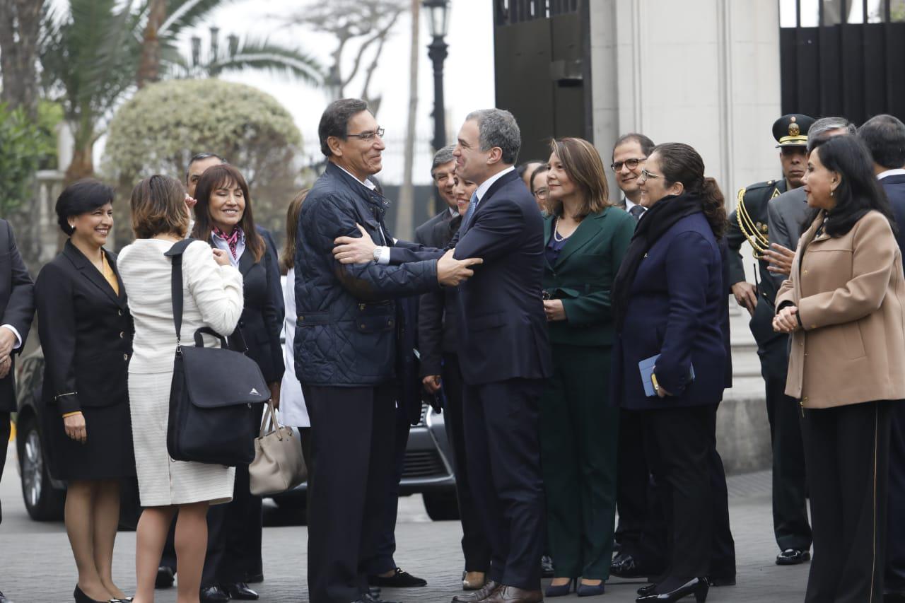 Del Solar parte  al Congreso  acompañado de los ministros.