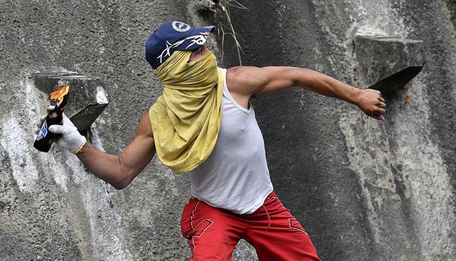 Ciudadanos venezolanos salieron a las calles para mostrar su apoyo a los militares 'sublevados' contra el gobierno de Nicolás Maduro. (Foto: AFP)