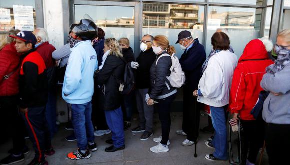 En medio de la cuarentena por el coronavirus, los argentinos de agolpan en las oficinas bancarias para retirar dinero en Buenos Aires. (Foto: Reuters)
