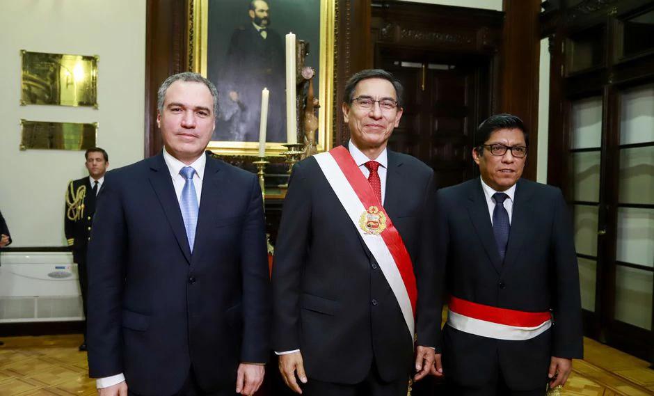 Vicente Zeballos juró como primer ministro y sucesor de Salvador del Solar ante Martín Vizcarra. (Difusión)