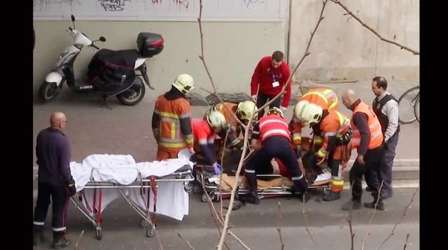 Los equipos de rescate de emergencia camilla de una persona no identificada en el sitio de una explosión en una estación de metro en Bruselas, Bélgica (APTN vía AP)