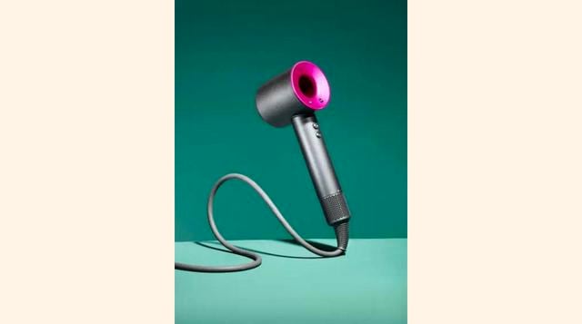 Secador Dyson Supersonic. Se trata de un secador con un agujero en el medio a través el cual se puede ver. Se acabó eso de tener que limpiar de pelusas la rejilla trasera y damos paso a la amplitud total. Está diseñado para ser más fácil de manejar, preci