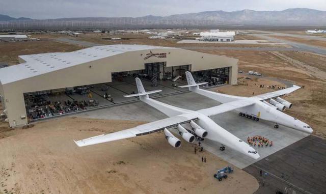 Por primera vez, el avión de Stratolaunch salió del hangar del desierto de Mojave para hacer pruebas de abastecimiento de combustible.