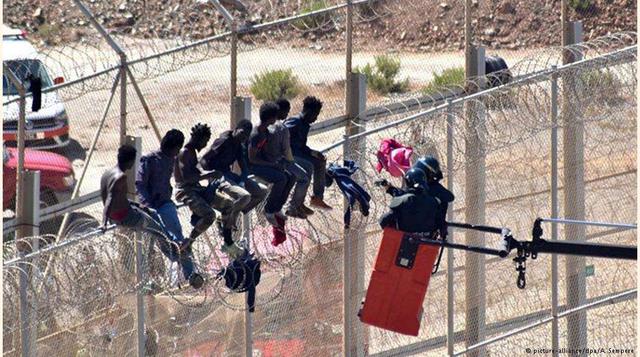 Ceuta y Mellila, en los exclaves españoles de Ceuta y Melilla hay fortificaciones especiales. Quien quiera cruzarlas desde Marruecos, debe superar hasta tres rejas. El paso se ve dificultado además por sensores de movimiento, cámaras infrarrojas y alambra