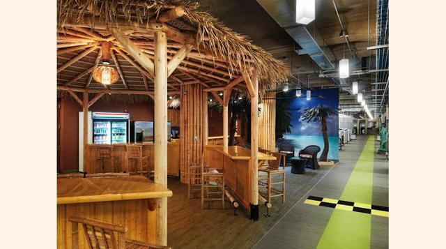 5. Groupon utiliza espacios temáticos, tales como una sala de Tiki, para despertar la creatividad.