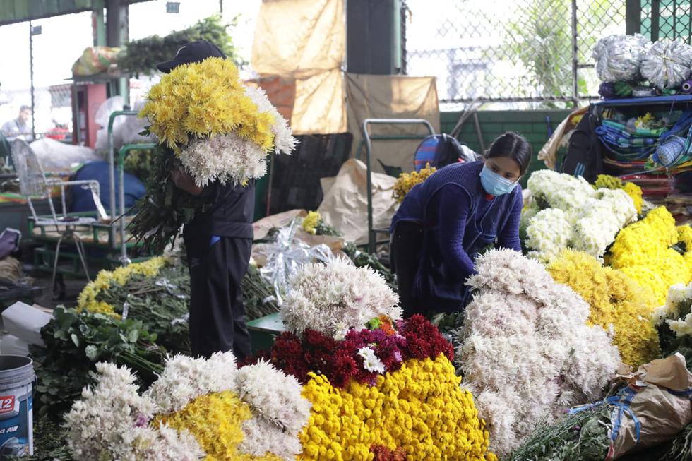 Otro problema de los comerciantes de flores es el aumento de precio de estos productos. Los mismos se han triplicado.  (Foto: Britanie Arroyo / @photo.gec)