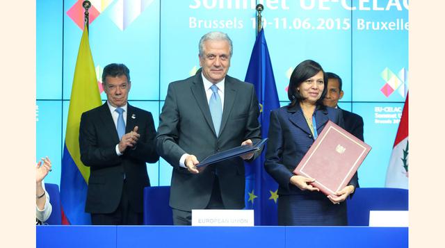Por parte de la UE suscribió el acuerdo el comisario europeo de Migración, Interior y Ciudadanía, Dimitris Avramopoulos, y por parte colombiana y peruana las cancilleres, María Ángela Holguín y Ana María Sánchez.(Foto: Sepres)