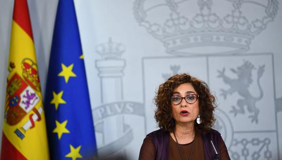 La ministra de Presupuesto y portavoz del gobierno de España, María Jesús Montero, habla con la prensa sobre el brote del nuevo virus corona el 4 de febrero de 2019 en el Palacio de la Moncloa en Madrid. (Foto de GABRIEL BOUYS / AFP)
