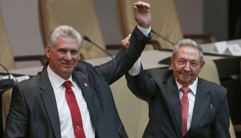 Cuba aprueba proyecto de nueva Constitución que reconoce propiedad privada.&nbsp;En imagen, el presidente Miguel Díaz-Canel y Raúl Castro.&nbsp;(Foto referencial: AP)
