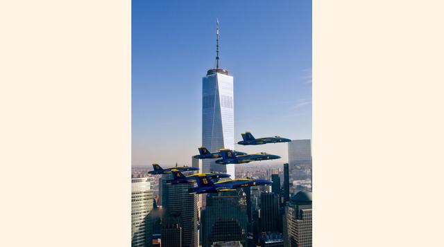 Esta foto del 13 de diciembre del 2013 tomada por la Marina de los EE.UU., muestra a los Blue Angels durante una presentación cerca del One World Trade Center en Nueva York. (Foto: AP)