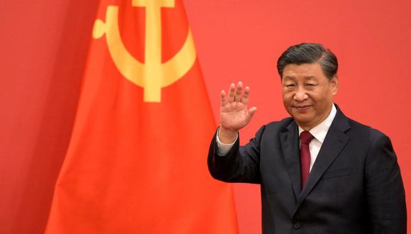 El presidente de China, Xi Jinping, habla después de presentar a los miembros del nuevo Comité Permanente del Politburó del Partido Comunista Chino, el máximo órgano de toma de decisiones de la nación, en el Gran Salón del Pueblo en Beijing el 23 de octubre de 2022. (Foto de Noel CELIS / AFP)