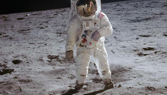 FOTO 1 | La tripulación del Apolo 11 tuvo que viajar a la Luna sin seguro de vida, pues ninguna compañía quería asumir el riesgo. La solución la acabó dando un grupo filatélico, que fue crear unas tarjetas postales con un diseño especial y la firma de los tres, las cuales quedaron en posesión de sus familias por si la misión fallaba. (Foto: EFE)