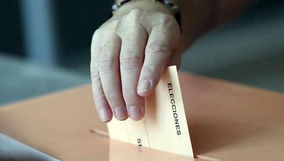 Una mujer deposita su voto en un colegio electoral en Madrid durante las elecciones generales de España, el 23 de julio de 2023 (Foto: Thomas Coex / AFP)