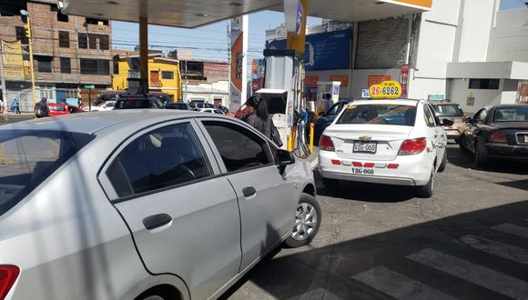 Taxistas demoran horas en las colas para abastecerse de GLP y, pese a ello, pagan altos precios. Foto: GEC