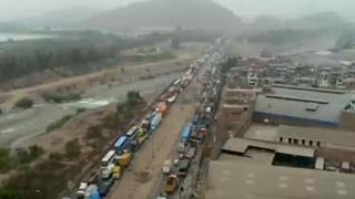 Caos vehicular en la autopista Ramiro Prialé tras choque de dos camiones