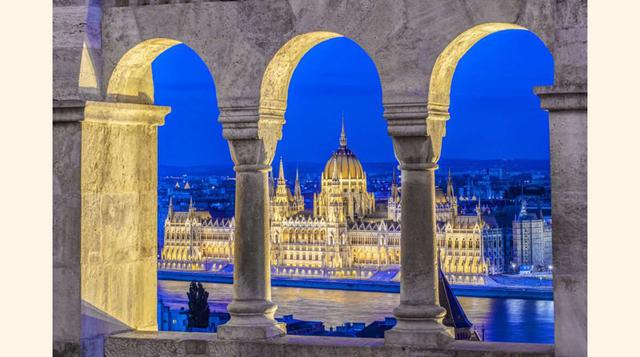 Budapest (Hungría). Vista del Parlamento húngaro desde el mirador del Bastión de los Pescadores, situado en la colina de Buda (Budapest). (Foto: msn)