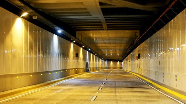 La obra consiste en un moderno túnel de 800 metros de extensión que permite cruzar la Panamericana Sur por el subsuelo, lo cual beneficiar a más de un millón y medio de vecinos.